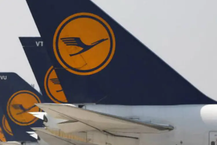 
	Avi&otilde;es da Lufthansa: companhia cancelou 3.800 voos durante a greve, que vai at&eacute; o final da sexta-feira, e diz que a paralisa&ccedil;&atilde;o vai custar dezenas de milh&otilde;es de euros
 (AFP)