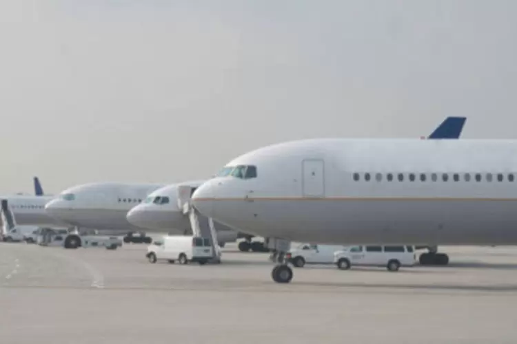Aviões estacionados em aeroporto (Getty Images)