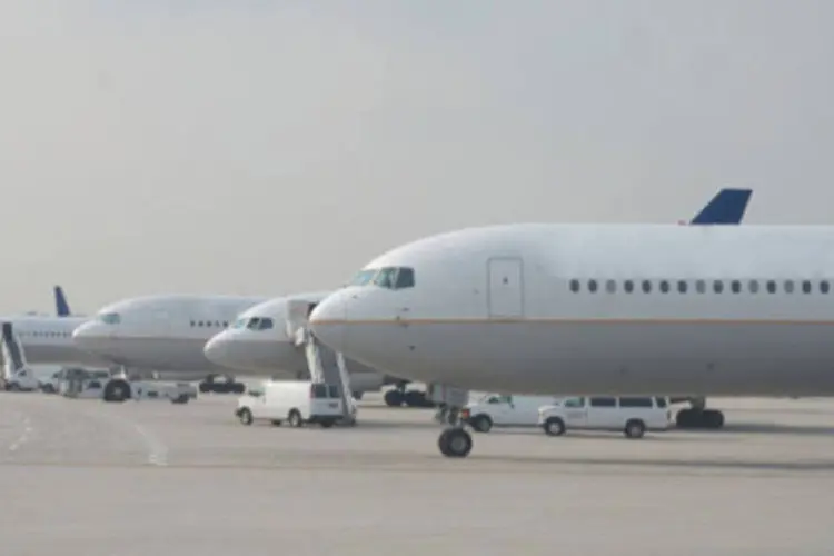 
	Avi&otilde;es estacionados em aeroporto: a capacidade das companhias a&eacute;reas, medida em assento quil&ocirc;metro oferecido aumentou 5,6%
 (Getty Images)