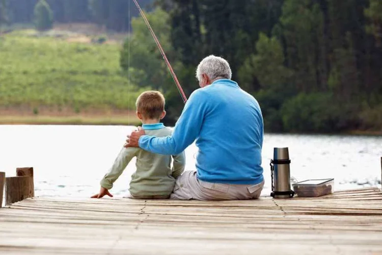 
	Av&ocirc; e neto pescando em lago: Especialista responde se o neto pode ser herdeiro direto dos bens do av&ocirc;
 (Monkey Business Images/Thinkstock)