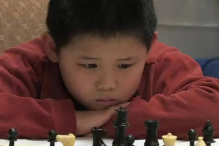 Awonder Liang estreou nos tabuleiros quando tinha 4 anos. Sua meta, agora, é se tornar o mais jovem jogador de xadrez a conquistar o título de mestre nos Estados Unidos (Reprodução/AFP)