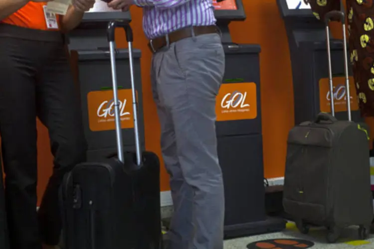 Passageiros usam o terminal de auto-atendimento da GOL para realizar o check-in de seus voos no Aeroporto Internacional Santos Dumont, no Rio de Janeiro (Dado Galdieri/Bloomberg)