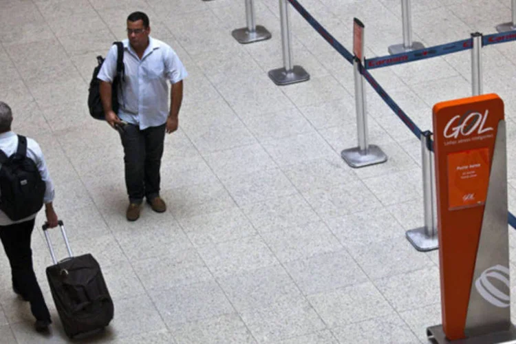 Passageiros passam pela área de check-in da GOL: companhia já reduziu seu quadro de pessoal 13% no primeiro semestre (Dado Galdieri/Bloomberg)