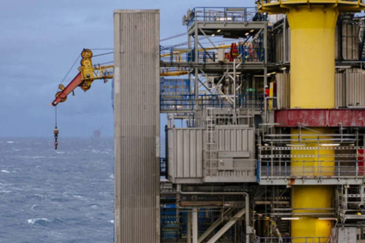 
	Plataforma de petr&oacute;leo: na Nymex, petr&oacute;leo para julho fechou em queda de US$ 0,01
 (Kristian Helgesen/Bloomberg)