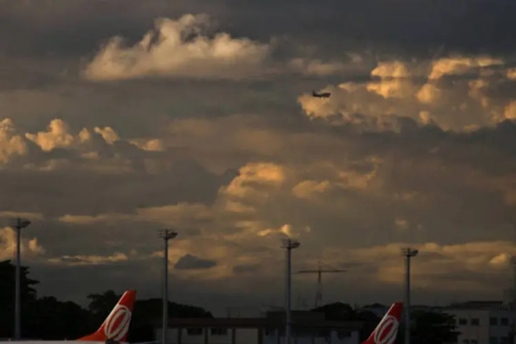 
	Avi&otilde;es estacionados no Aeroporto Santos Dumont, no Rio: de acordo com a Infraero, o aeroporto ficou fechado para pousos e decolagens por mais de 3 horas
 (Dado Galdieri/Bloomberg)
