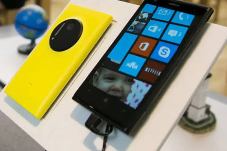 
	Smartphone Lumia 1020 da Nokia: quanto ao n&uacute;mero de dispositivos vendidos, foram 55,8 milh&otilde;es de celulares tradicionais e 8,8 milh&otilde;es de smartphones
 (Kelvin Ma/Bloomberg)