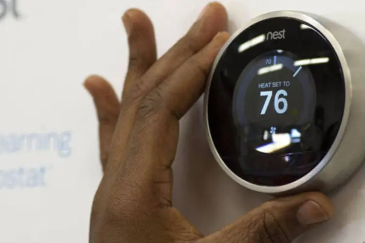 
	Consumidor testa o termostato digital da Nest Labs: companhia foi a &uacute;ltima aquisi&ccedil;&atilde;o do Google,&nbsp;por US$ 3,2 bilh&otilde;es&nbsp;
 (David Paul Morris/Bloomberg)