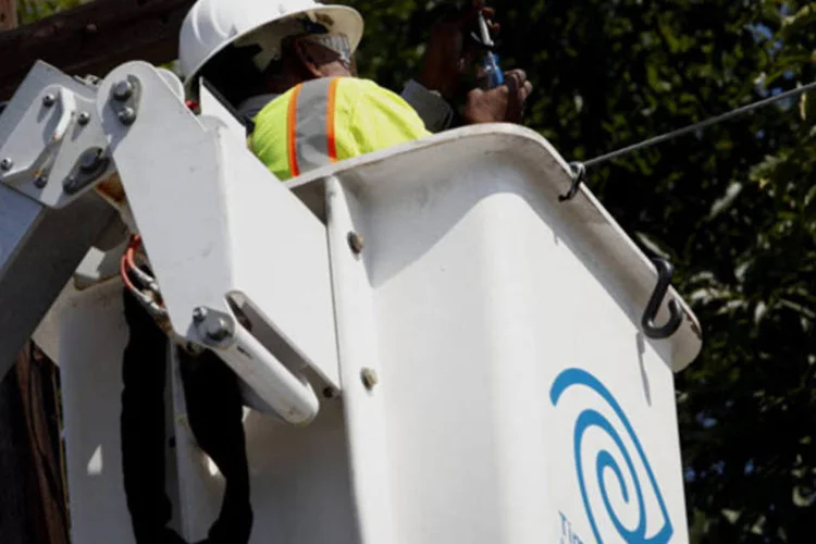 
	T&eacute;cnico da Time Warner trabalha na instala&ccedil;&atilde;o do sinal de TV a cabo da companhia em Manhattan Beach, Calif&oacute;rnia
 (Patrick Fallon/Bloomberg)