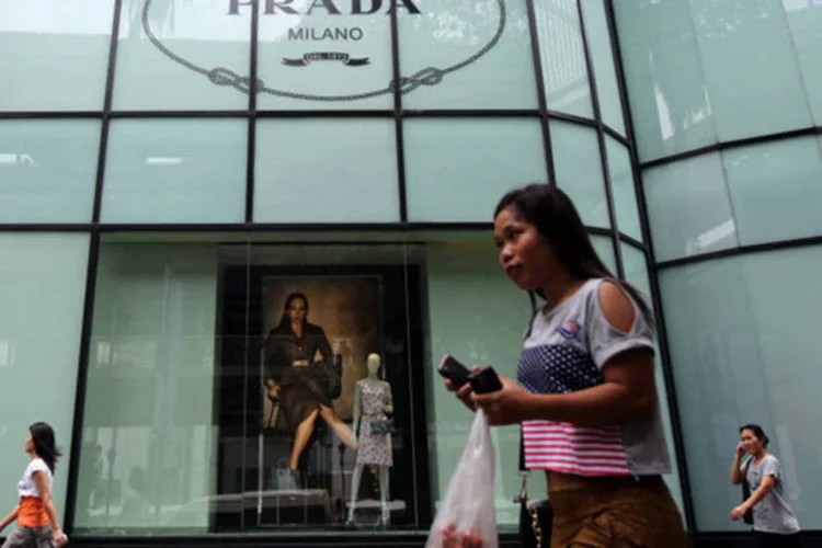 
	Loja da Prada: a fabricante de bolsas Miu Miu e cal&ccedil;ados Church teve dificuldades em se adaptar
 (Dario Pignatelli/Bloomberg)