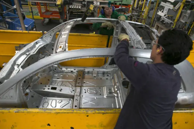 Homem trabalha em um Fiat 500 na linha de montagem de uma fábrica da Chrysler Group em Toluca, no México (Susana Gonzalez/Bloomberg)