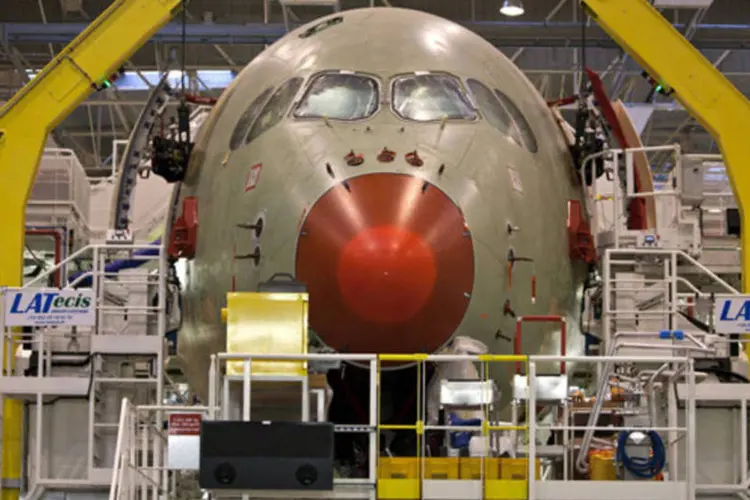 
	Jato A350 da Airbus em constru&ccedil;&atilde;o em uma f&aacute;brica da EADS em Toulouse: companhia &eacute; uma das principais empregadoras da Uni&atilde;o Europeia&nbsp;
 (Balint Porneczi/Bloomberg)
