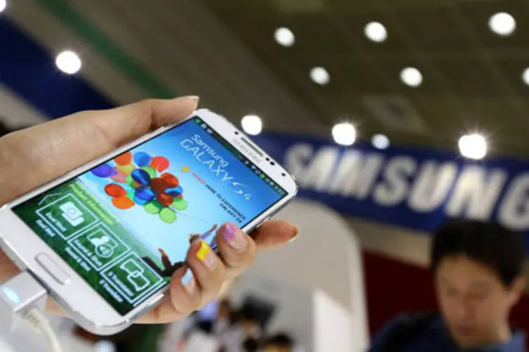 
	Smartphone da Samsung: advogado da Apple, William Lee, disse que um jurado j&aacute; havia definido que cerca de duas dezenas de telefones infringiram patentes da Apple
 (SeongJoon Cho/Bloomberg)