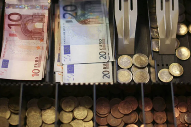 
	Notas e moedas de Euro: moeda fechou em alta ap&oacute;s banco central da Alemanha dizer que BCE n&atilde;o est&aacute; comprometido em manter as taxas de juros nas m&iacute;nimas hist&oacute;ricas
 (Chris Ratcliffe/Bloomberg)