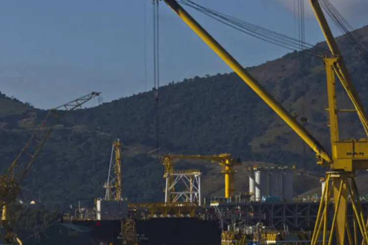 
	Guindastes trabalham na constru&ccedil;&atilde;o de um navio de produ&ccedil;&atilde;o de petr&oacute;leo (FPSO) da Petrobras em um estaleiro de Angra dos Reis, no Rio de Janeiro
 (Dado Galdieri/Bloomberg)