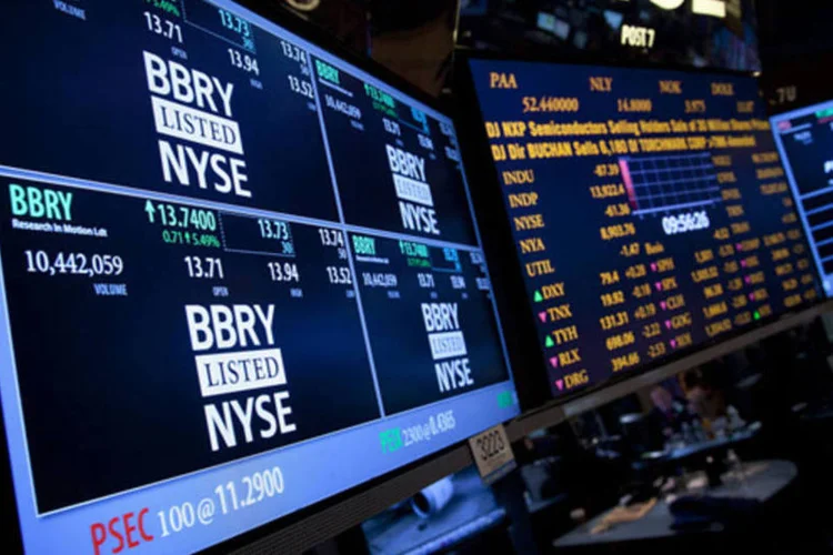 
	C&oacute;digo da BlackBerry em tel&atilde;o na Bolsa de Valores de Nova York: antes do an&uacute;ncio do acordo, neg&oacute;cios com a&ccedil;&otilde;es da Blackberry foram suspensos em Nova York
 (Jin Lee/Bloomberg)