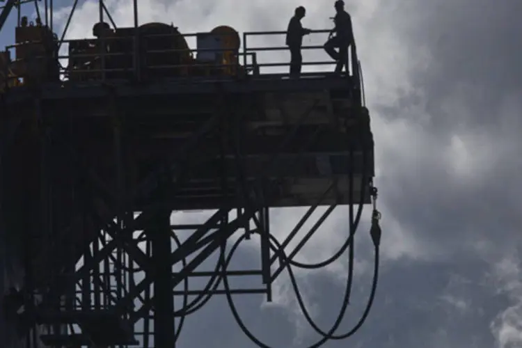 
	Funcion&aacute;rios da Petrobras em uma plataforma de petr&oacute;leo em constru&ccedil;&atilde;o na bacia de Angra dos Reis
 (Dado Galdieri/Bloomberg)