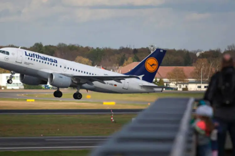 Homem assiste a um avião A320 da Airbus, da companhia aérea alemã Lufthansa, decolando do aeroporto de Berlim (Krisztian Bocsi/Bloomberg)