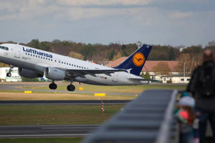 Homem assiste a um avião A320 da Airbus, da companhia aérea alemã Lufthansa, decolando do aeroporto de Berlim (Krisztian Bocsi/Bloomberg)