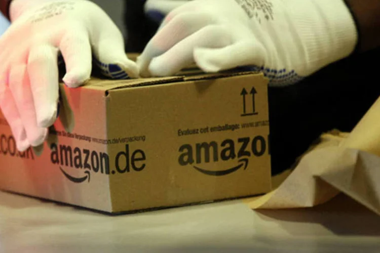 Funcionário embala uma compra de um cliente no centro de distribuição da companhia em Ridgmont, Reino Unido (Simon Dawson/Bloomberg)