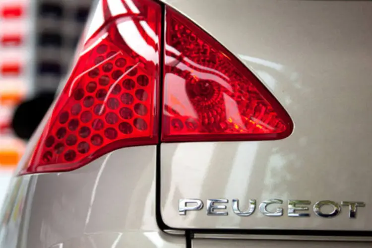 
	Carro da PSA Peugeot Citroen: montadora est&aacute; analisando formas para&nbsp;refor&ccedil;ar sua presen&ccedil;a internacional
 (Krisztian Bocsi/Bloomberg)