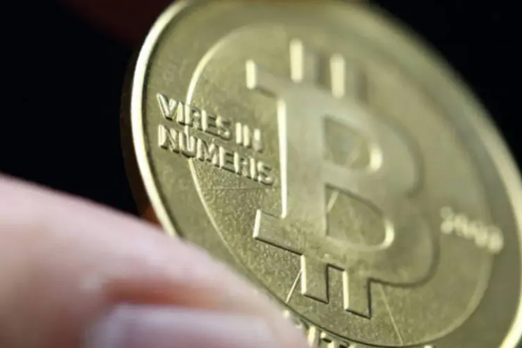Moeda representando a ilustração de um Bitcoin: valor da moeda aumentou cerca de 50 vezes no ano passado (Tomohiro Ohsumi/Bloomberg)