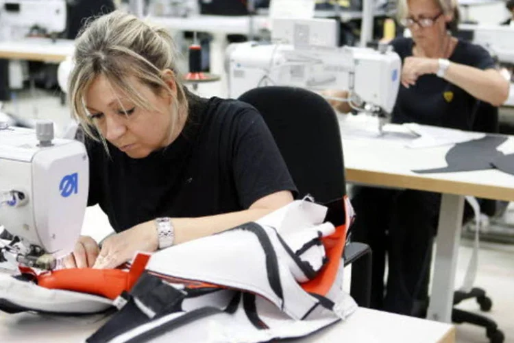Trabalhadores costuram estofamento de couro para o interior dos carros da Lamborghini em uma fábrica em Sant'Agata Bolognese, perto de Bologna, na Itália (Alessia Pierdomenico/Bloomberg)