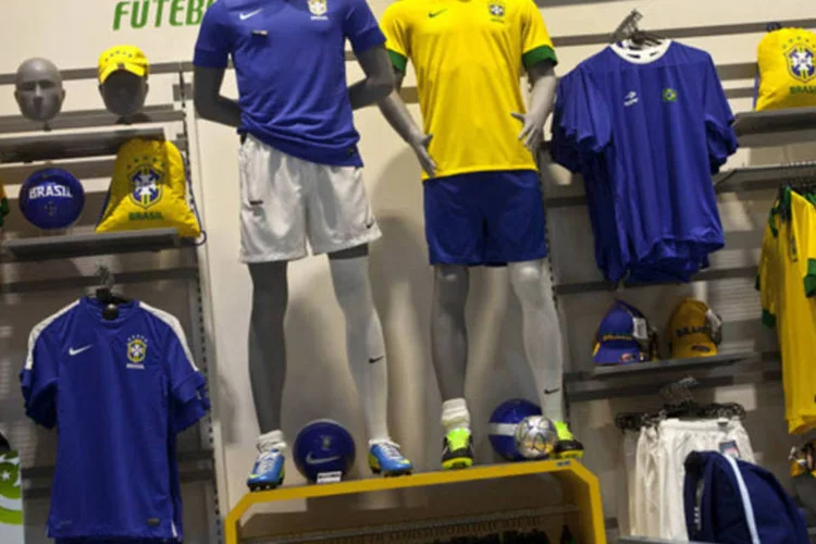 Uniformes da Seleção Brasileira de Futebol a venda em uma loja da Centauro no shopping Conviva Americas, no Rio de Janeiro (Dado Galdieri/Bloomberg)