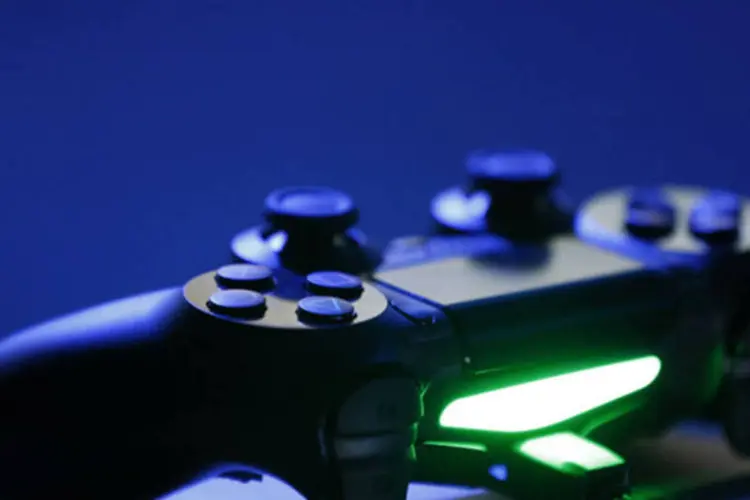 
	Controle do PlayStation 4: console &eacute; a aposta da Sony para a nova gera&ccedil;&atilde;o de video-games
 (Patrick T. Fallon/Bloomberg)