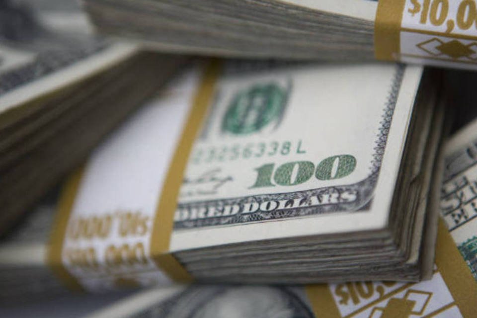 Dólar tem leve queda após sessão volátil