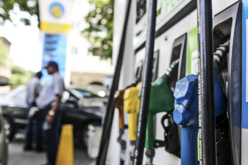 Posto do DF vende gasolina a R$2,98 e forma fila enorme de carros