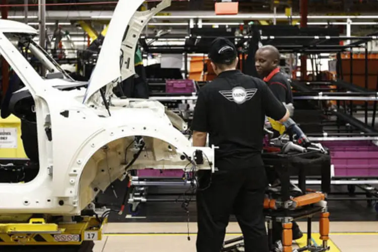 Funcionário trabalham na produção de um carro Mini, da BMW, em uma fábrica da companhia em Oxford, Reino Unido (Simon Dawson/Bloomberg)