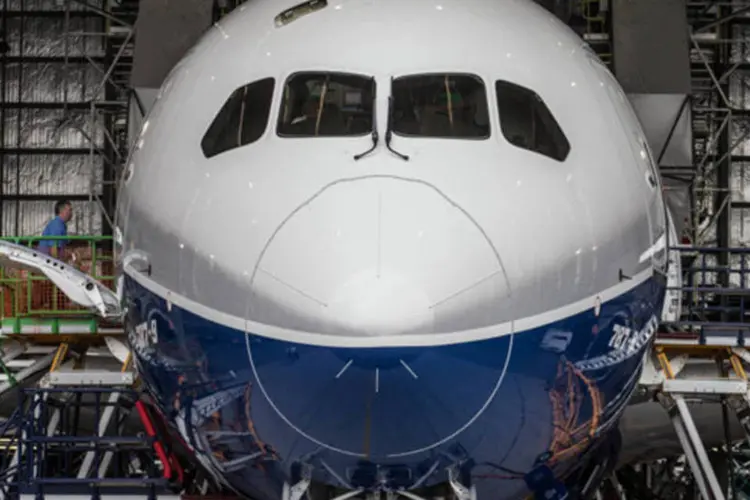 
	Jato 787-9 Dreamliner da Boeing: companhia disse que ainda v&ecirc; excelentes oportunidades em carga, defesa e biocombust&iacute;veis
 (Brendon OHagan/Bloomberg)