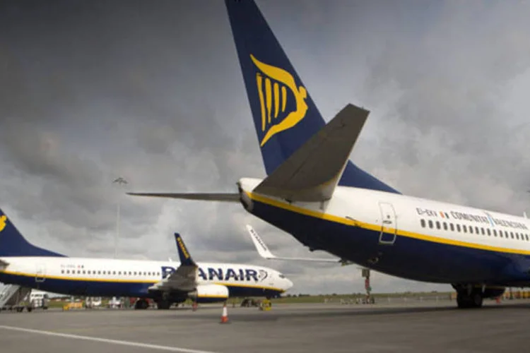 
	Avi&otilde;es da Ryanair: companhia atribuiu parte do crescimento ao sucesso do seu plano de dois anos para melhorar o servi&ccedil;o ao consumidor
 (Simon Dawson/Bloomberg)