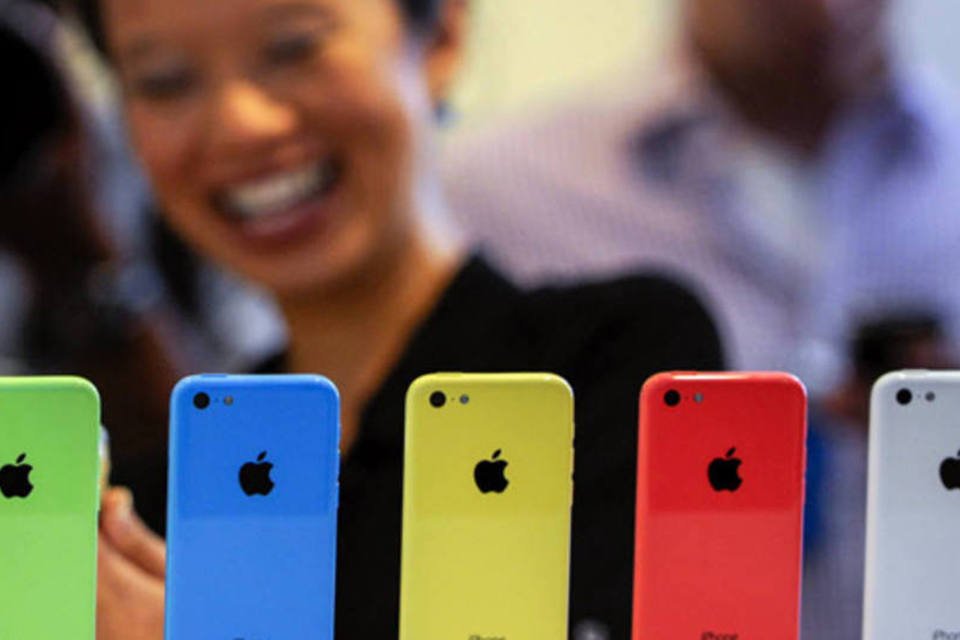 
	Novo iPhone 5C, da Apple: dado &eacute; a primeira indica&ccedil;&atilde;o da demanda pelos novos aparelhos iPhone 5C e iPhone 5S no mercado chin&ecirc;s
 (David Paul Morris/Bloomberg)