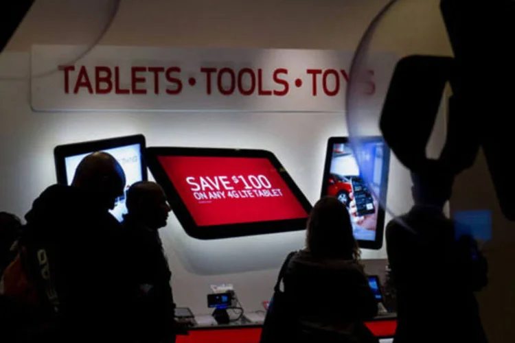 
	Consumidores em uma loja da Verizon Communications em San Francisco, Calif&oacute;rnia
 (David Paul Morris/Bloomberg)