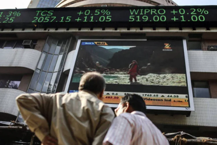 
	A&ccedil;&otilde;es na Bolsa de Valores de Bombaim, na &Iacute;ndia: &nbsp;compras maci&ccedil;as de ativos de longo prazo pelo BC norte-americano inundaram os mercados emergentes como a &Iacute;ndia com enormes quantidades de dinheiro barato
 (Dhiraj Singh/Bloomberg)
