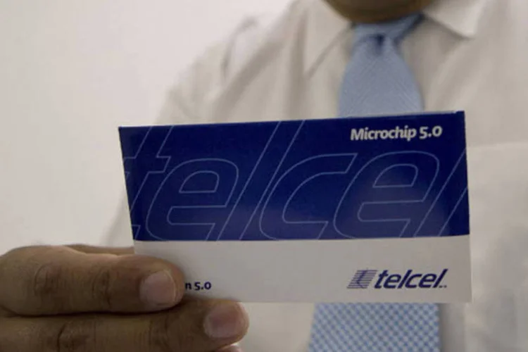 
	Funcion&aacute;rio com um cart&atilde;o SIM para um telefone celular em uma loja da Telcel, da Am&eacute;rica M&oacute;vil, na Cidade do M&eacute;xico
 (Susana Gonzalez/Bloomberg)