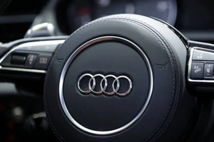 
	Volante de um carro da Audi: marca tamb&eacute;m est&aacute; trabalhando em carros puramente el&eacute;tricos
 (Kiyoshi Ota/Bloomberg)