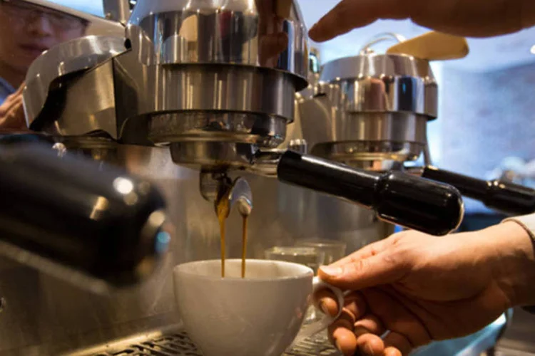 
	Barista prepara caf&eacute;: &quot;&eacute; preciso ver o conveito do h&aacute;bito, que envolve a literatura e a m&uacute;sica. Quantas vezes nos dizemos&nbsp;&quot;tomamos um caf&eacute; e resolvemos?&quot;&quot;, disse o ministro argentino de cultura
 (SeongJoon Cho/Bloomberg)