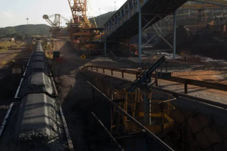 Trem realizando o transporte de minérios de Ferro da Vale na mina de Brucutu, em Barão de Cocais (Dado Galdieri/Bloomberg)