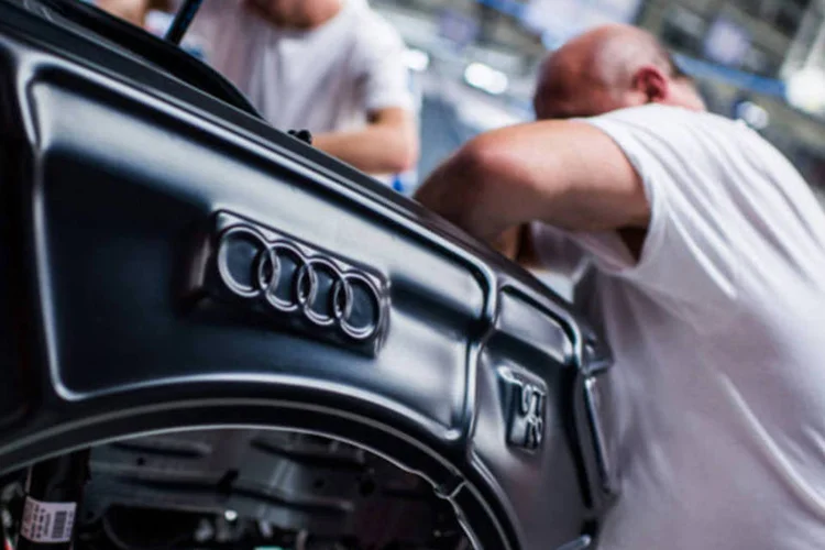 
	Trabalhadores na produ&ccedil;&atilde;o de um Audi: a produ&ccedil;&atilde;o dom&eacute;stica de carros sobe para um patamar recorde neste ano, aumentando a demanda por autope&ccedil;as de produ&ccedil;&atilde;o nacional
 (Akos Stiller/Bloomberg)