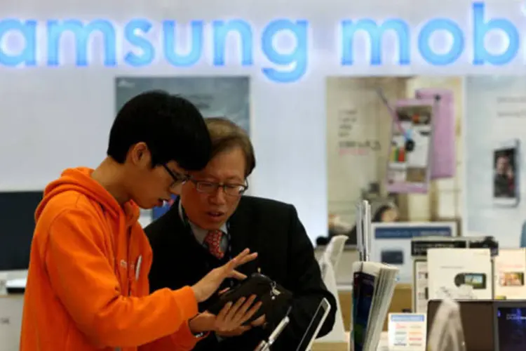 
	Loja da Samsung em Seul: a decis&atilde;o ratifica uma senten&ccedil;a de 2011 que considerou &quot;plaus&iacute;vel assumir a correla&ccedil;&atilde;o entre o trabalho e a leucemia&quot;
 (SeongJoon Cho/Bloomberg[)