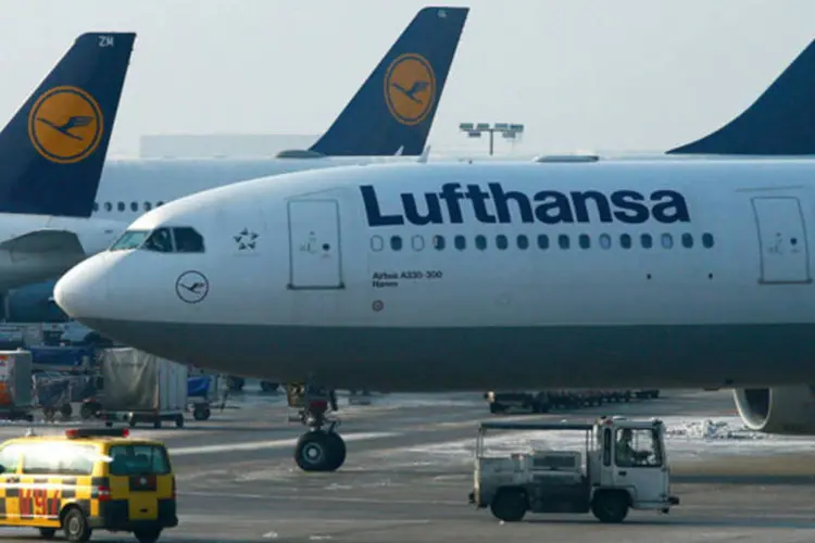
	Avi&otilde;es Airbus A330-300 da Lufthansa no aeroporto de Frannkfurt: o lucro operacional caiu 16,9%
 (Ralph Orlowski/Bloomberg)