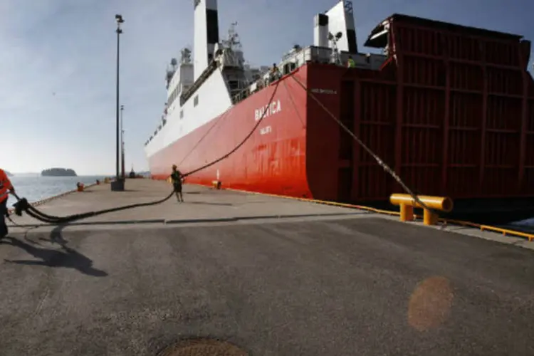 
	Embarca&ccedil;&atilde;o em porto: um dos problemas a serem resolvidos &eacute; fazer com que os cont&ecirc;ineres com origem na cabotagem n&atilde;o precisem passar pela alf&acirc;ndega.
 (Ville Mannikko / Bloomberg)