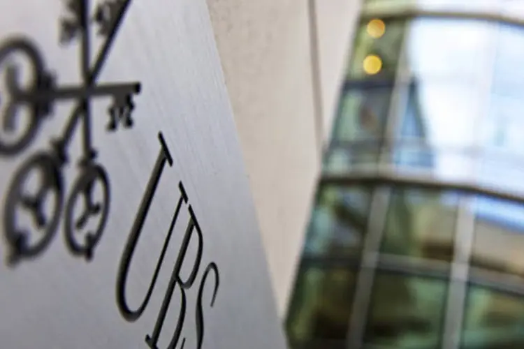 
	Logo do UBS em frente a uma ag&ecirc;ncia do banco em Lausanne, na Su&iacute;&ccedil;a: o banco refor&ccedil;ou que os planos n&atilde;o exigem novas emiss&otilde;es de a&ccedil;&otilde;es&nbsp;
 (Gianluca Colla/Bloomberg)