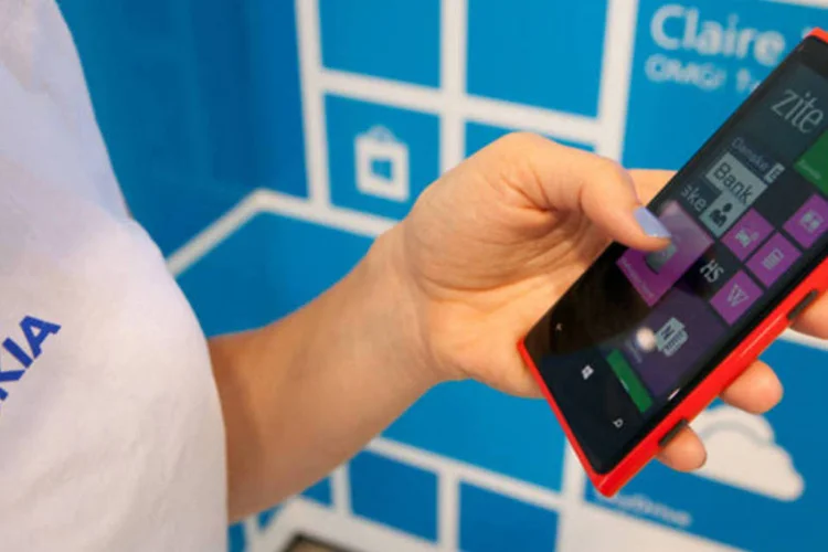 
	Celular da Nokia: a Nokia tamb&eacute;m outorgar&aacute; &agrave; Microsoft uma licen&ccedil;a n&atilde;o exclusiva de dez anos para suas patentes
 (Henrik Kettunen/Bloomberg)