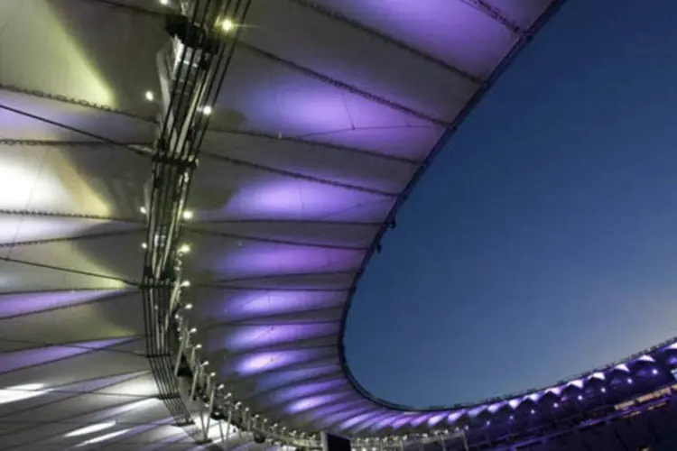 
	Espectadores assistem partida de futebol no est&aacute;dio do Maracan&atilde;: est&aacute;dios t&ecirc;m cobrado pre&ccedil;os que fogem da realidade do torcedor comum
 (Dado Galdieri/Bloomberg)