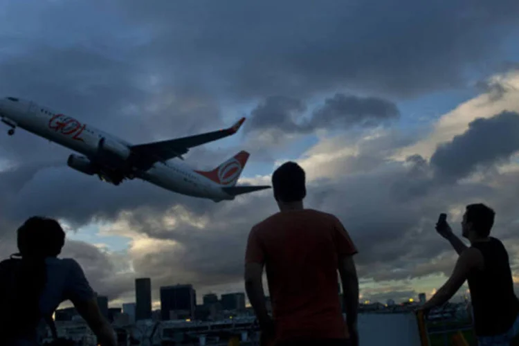 
	Pessoas olham um avi&atilde;o da GOL Linha A&eacute;reas decolando do Aeroporto Santos Dumont:&nbsp;expectativa &eacute; de que o plano passe a vigorar no final do ano
 (Dado Galdieri/Bloomberg)