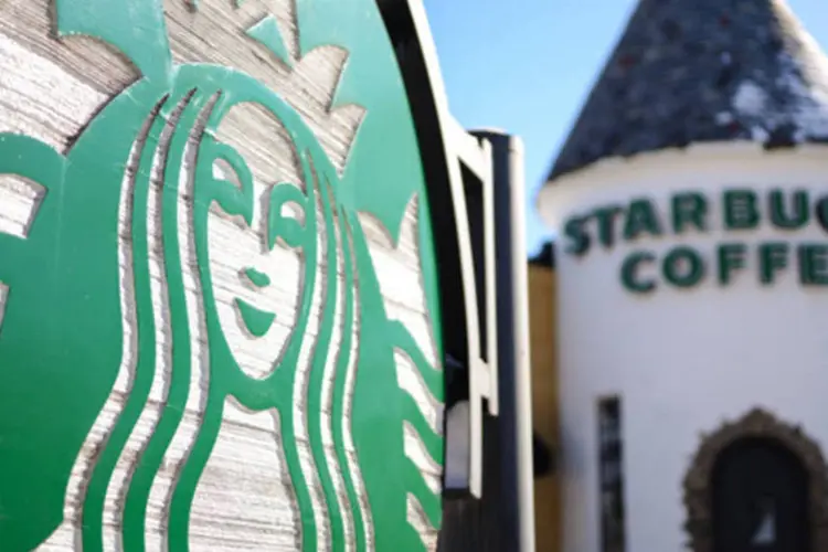 
	Logo do Starbucks em frente a uma franquia da marca em Glen Rock, Nova Jersey
 (Ron Antonelli/Bloomberg/Bloomberg)