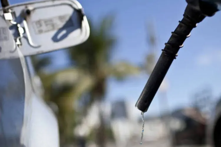 
	Ve&iacute;culo sendo abastecido com gasolina em um posto no Rio de Janeiro
 (Dado Galdieri/Bloomberg)